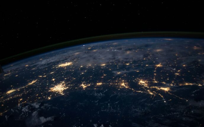 Planète connectée par des flux de données luminescents illustrant les infrastructures cloud distribuées mondiales