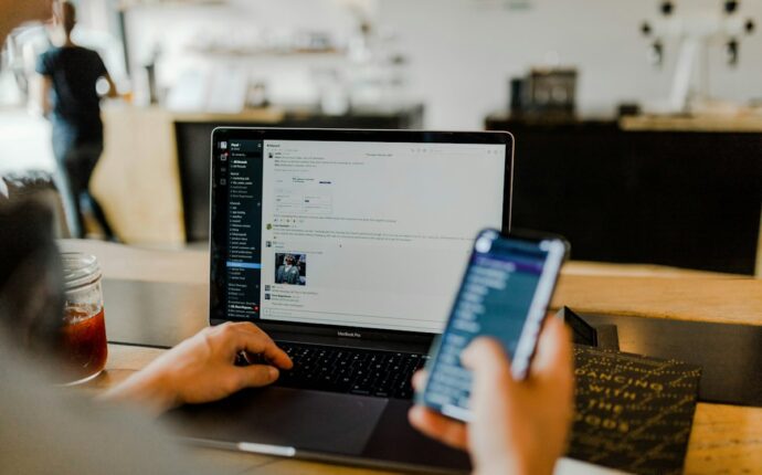 Cadenas numérique lumineux symbolisant la protection des systèmes d'information et la cybersécurité défensive