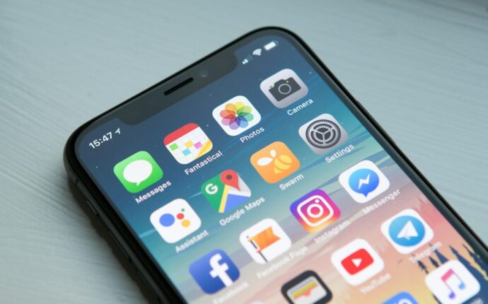 Smartphone affichant une application mobile tactile moderne tenue en main par un développeur
