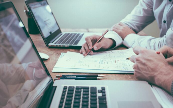 Équipe de direction analysant des graphiques de performance et des indicateurs de gestion d'entreprise sur ordinateur