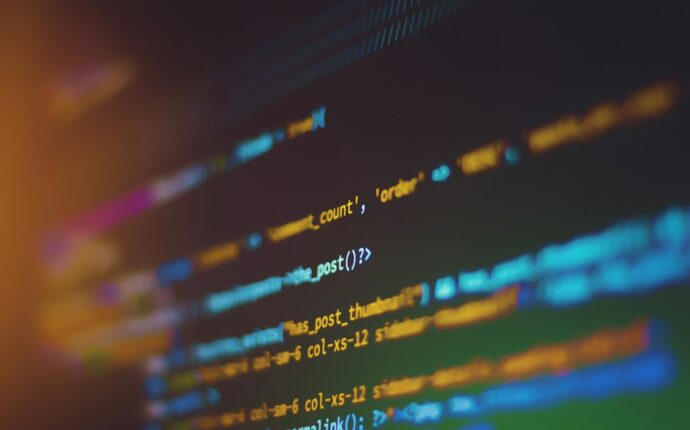 Écran affichant des algorithmes d'apprentissage automatique et des visualisations de données prédictives en Python