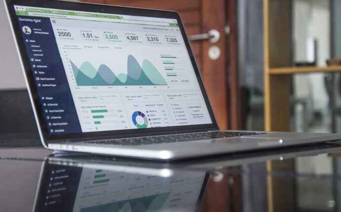 Écran présentant des flux de travail automatisés interconnectés et des tableaux de bord sans code