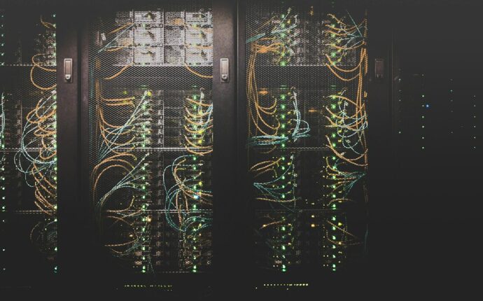 Câbles réseau Ethernet RJ45 branchés sur un commutateur dans une baie de serveurs d'entreprise
