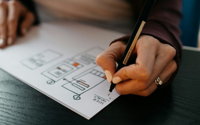Designer travaillant sur des wireframes interactifs et des prototypes d'interfaces utilisateur sous Figma